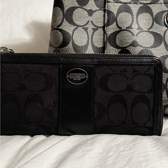 Coach Monogram - Heritage EUC with bonus wallet - Picture 14 of 14